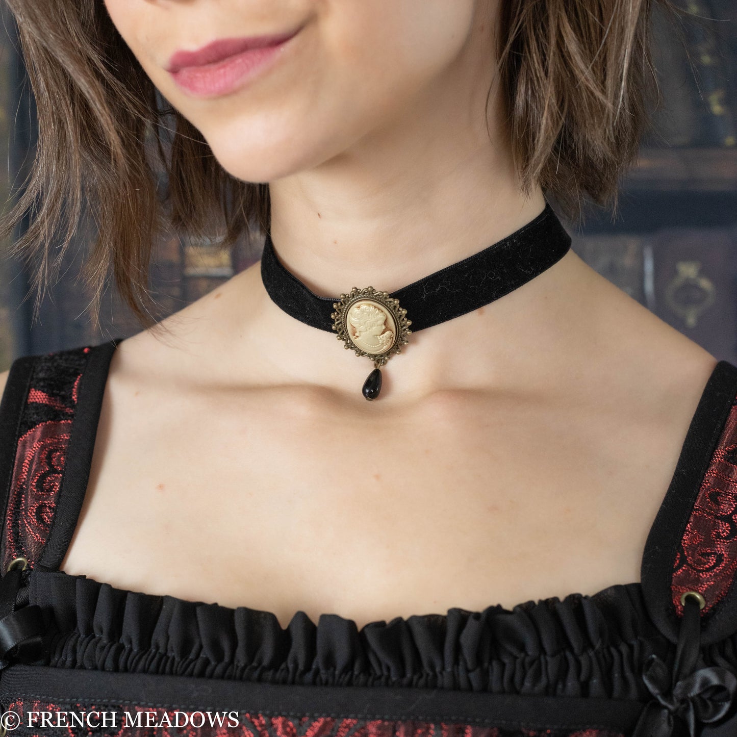 Load image into Gallery viewer, Cameo Choker Necklace
