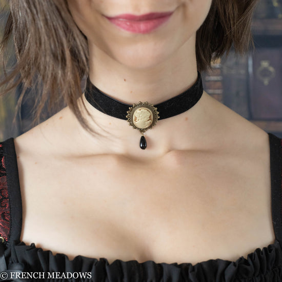 Load image into Gallery viewer, Cameo Choker Necklace
